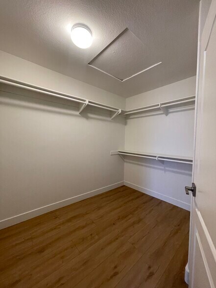 Walk in closet - 4466 San Joaquin St