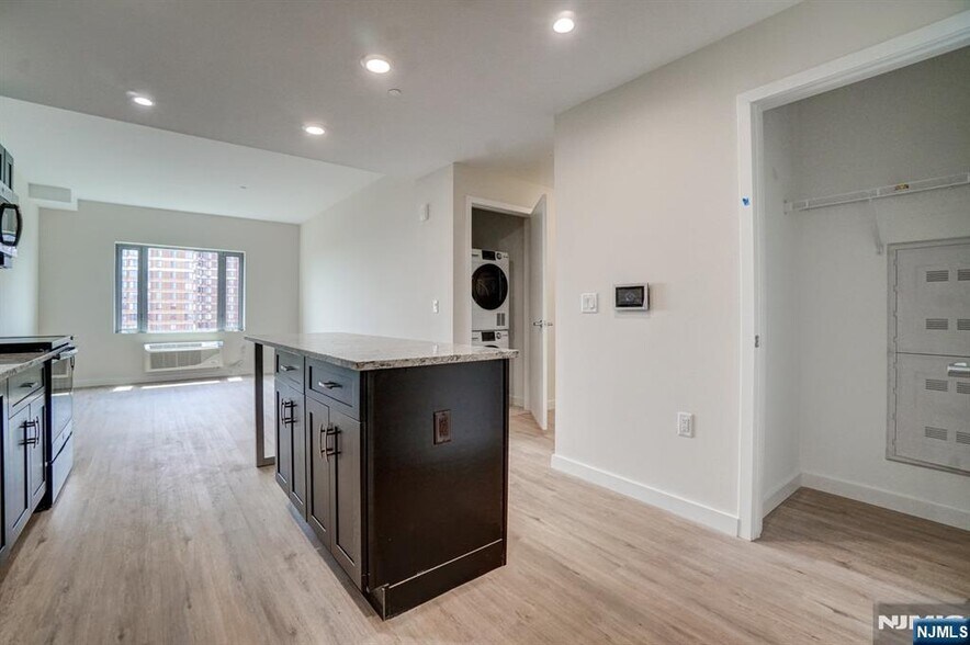 Building Photo - 69 Main St