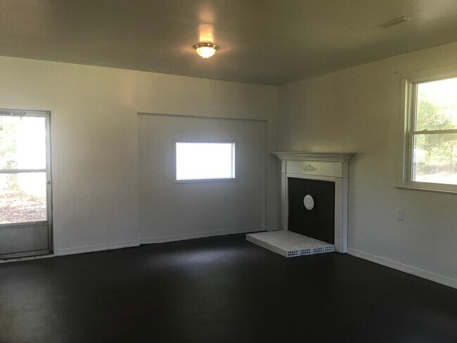 Building Photo - 3 Bedroom Pet Friendly Home For Rent!