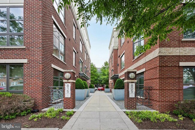 Building Photo - 815 N Patrick St