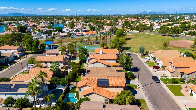 Building Photo - 2119 E New Bedford Dr