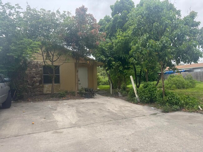 Building Photo - 4903 Serafica Dr