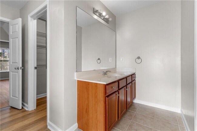 Building Photo - 1360 Silvergate Dr