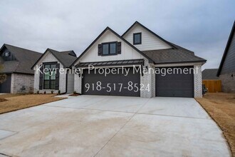 Building Photo - 12461 S Lakewood Ave
