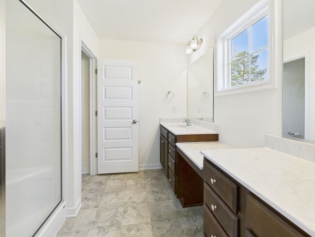 Building Photo - 6600 Wy Pt Dr