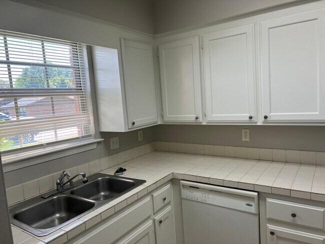 Building Photo - 105 Club Ln