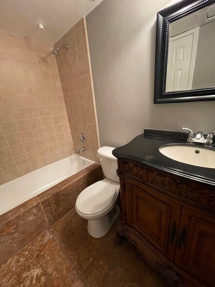 Building Photo - 2850 N Oakland Forest Dr