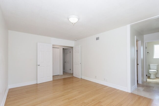 Building Photo - 3 Bed / 2.5 Bath light and spacious townho...