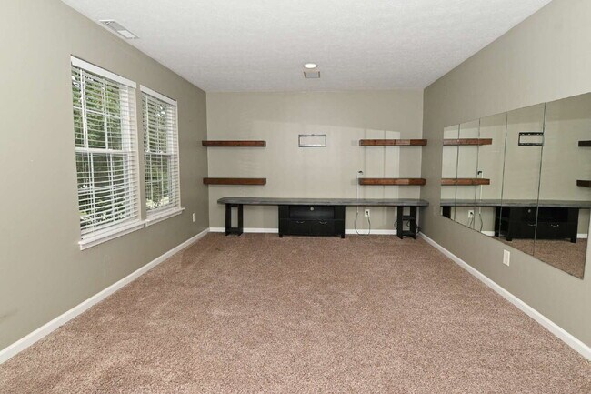 Building Photo - Spacious 4-Bedroom Haven with 2.5 Baths and Nearly 3,000 Sq Ft of Comfort in Indianapolis!