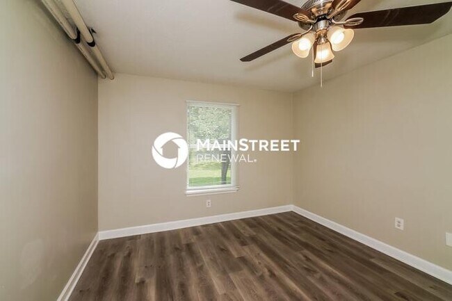 Building Photo - 3 Bedroom Pet-Friendly Home in Louisville,...