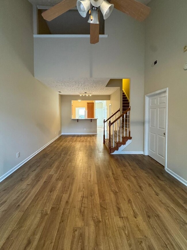 Building Photo - 3 Bed 2.5 Bath Townhome with New Flooring and Paint