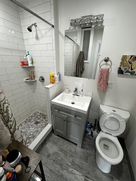 Building Photo - 61 Park Dr