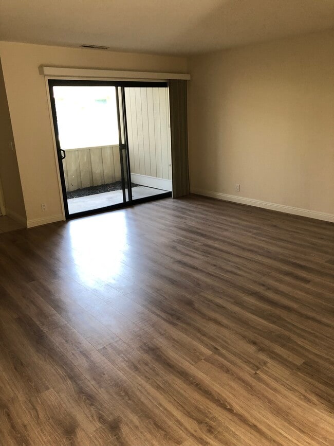 Building Photo - 818 Juno Ln