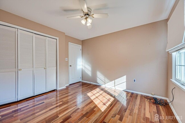 Building Photo - 15 Howell Ave