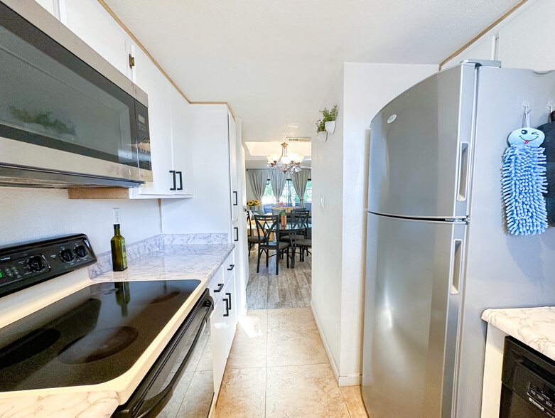 Shared kitchen - 1215 E Lemon St