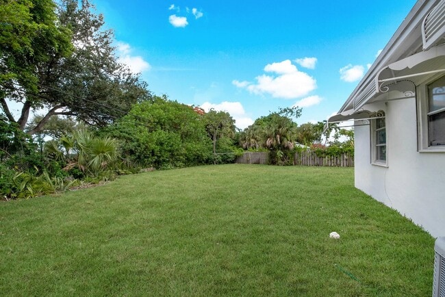 Building Photo - 2219 W Pineridge Ct
