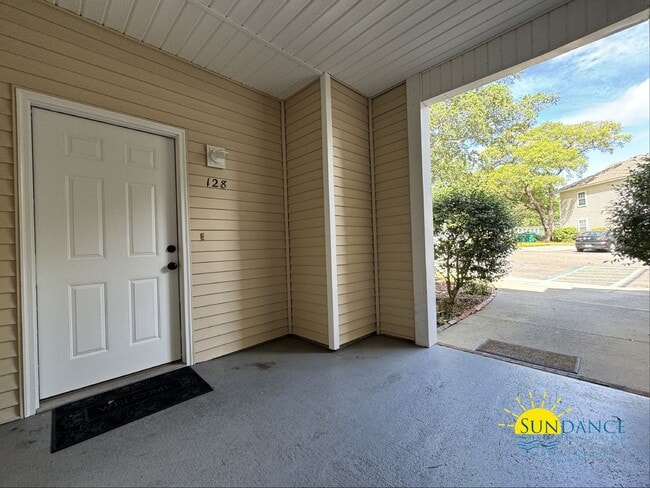 Building Photo - Spacious 2-Bedroom Condo in The Oaks, Nice...