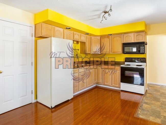 Building Photo - Charming Bungalow Downtown
