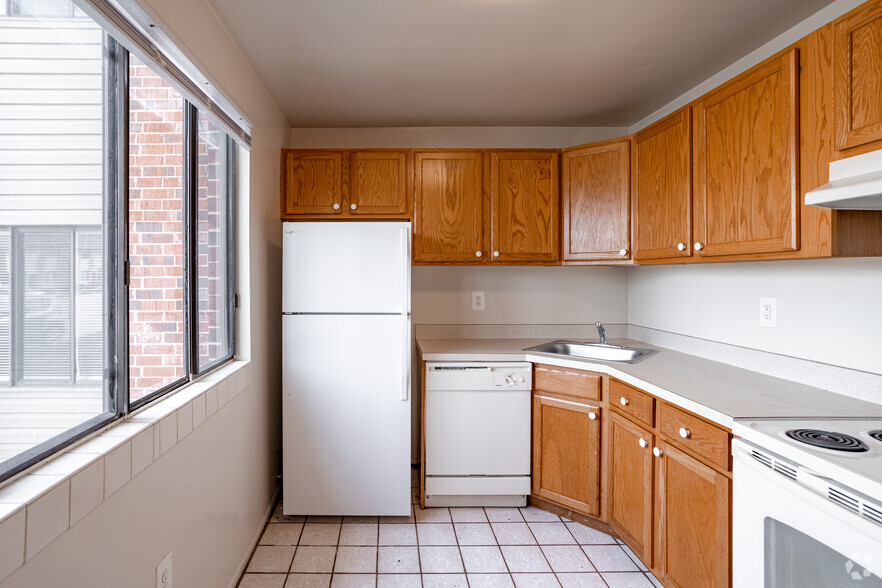 Kitchen - 4 Rm, 2 Bd, 1 Ba - 1,200 - 1,250SF - Hillcrest Apartments