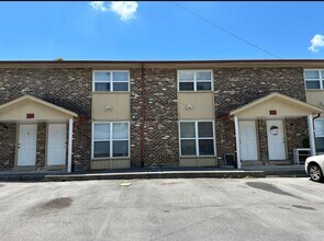 Building Photo - Knoxville 37919 - 2 bedroom, 1 bath apartment in West Knoxville - Contact Lisa Vineyard and Shann...