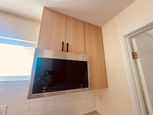Building Photo - "Cozy & Modern 1BR in Glendale’s Most Char...