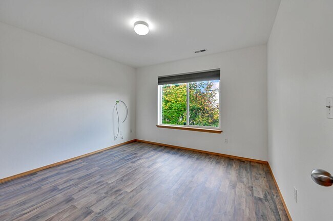 Building Photo - 4 BED & 2.5 SINGLE FAMILY HOUSE FOR RENT