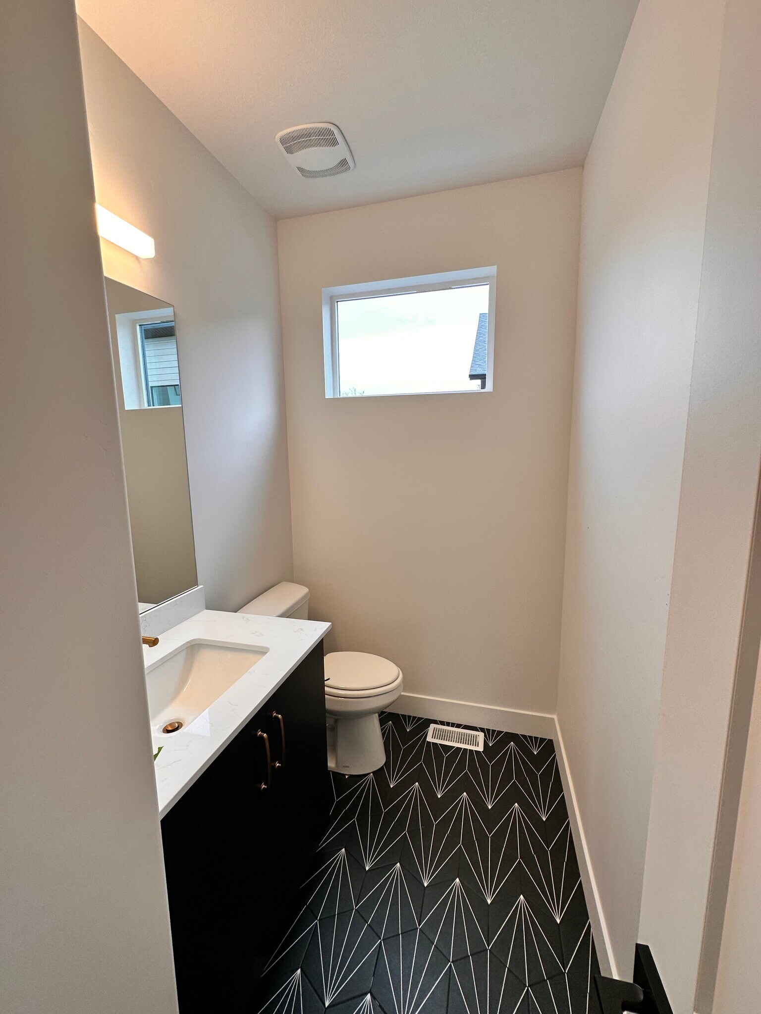 Half bathroom - 569 E 7215 S