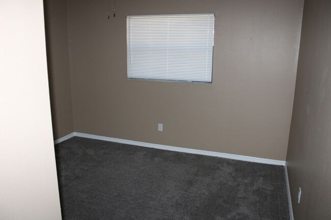 Building Photo - Updated 3 bedroom 2 bath in Greenbrook Estates