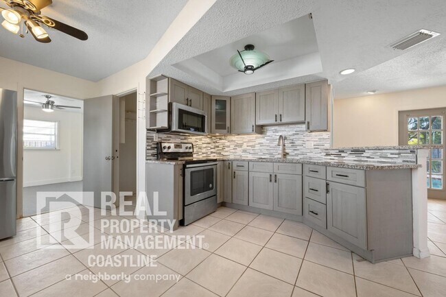 Building Photo - Welcome to Your Venice Oasis!