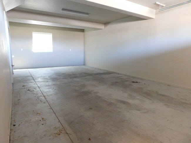 Building Photo - 3 Story Unit Close to Shopping