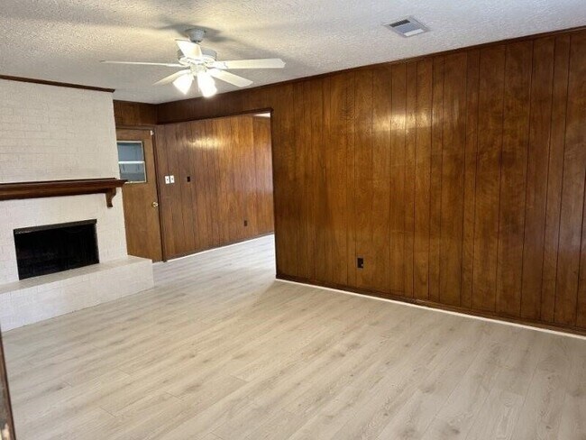 Building Photo - 803 Golf Ct