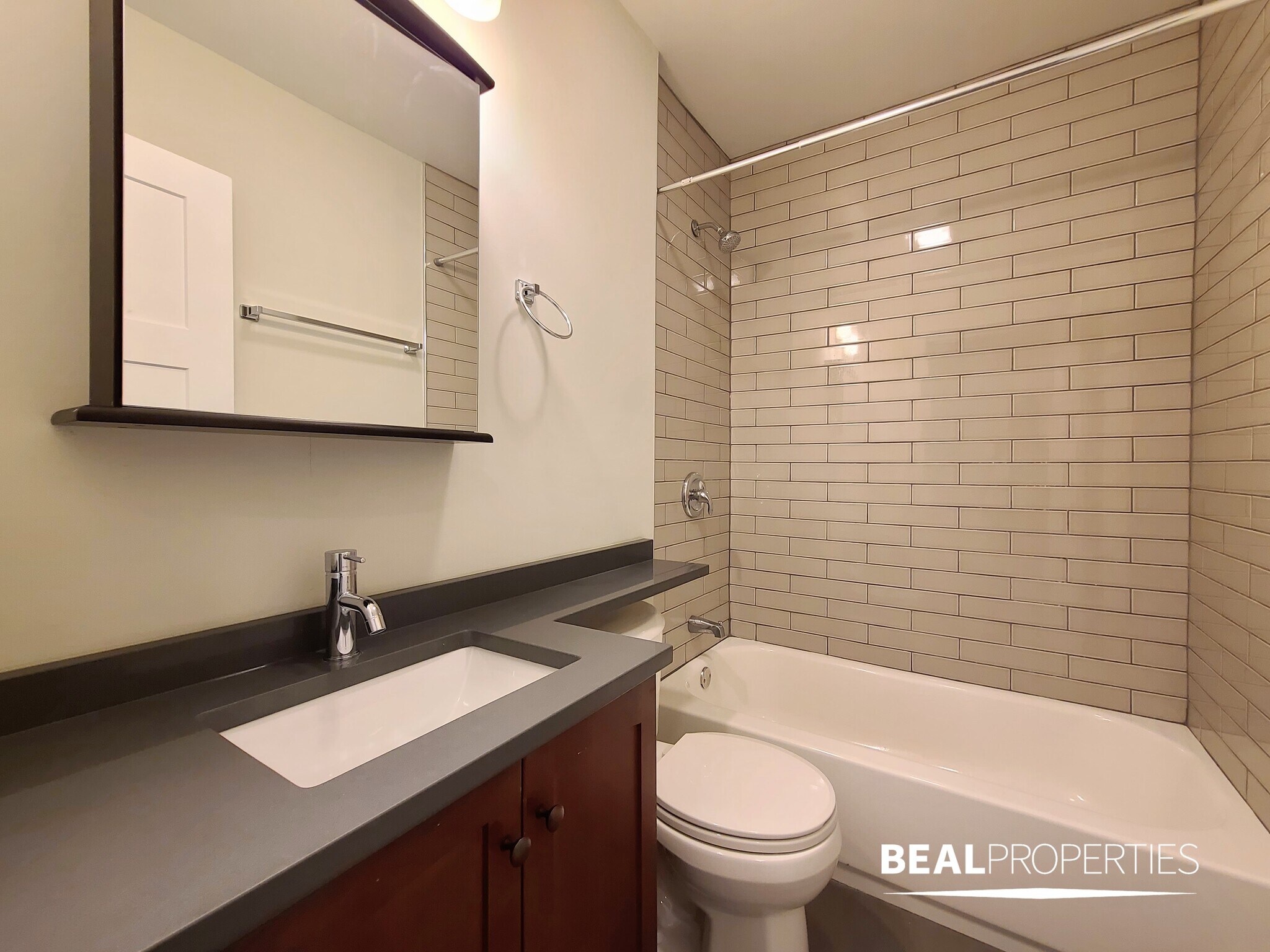 Building Photo - 819 W Cornelia Ave