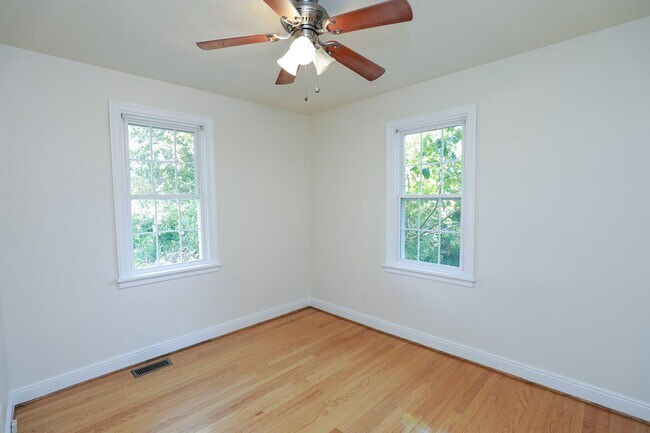 Building Photo - -- AVAILABLE NOW! 4 BED 2 BATH HOME IN POPULAR LAKESIDE --