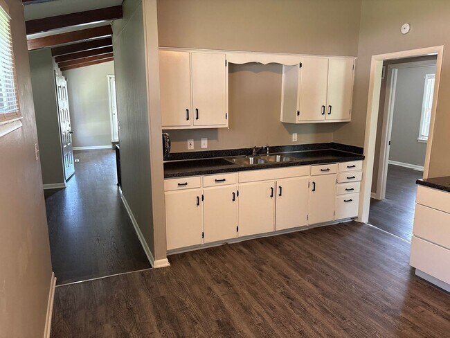 Building Photo - NEW PRICE! Beautiful 3 Bedroom Home