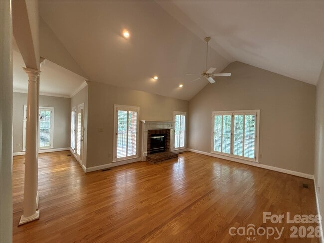 Building Photo - 2649 Willowbrook Dr