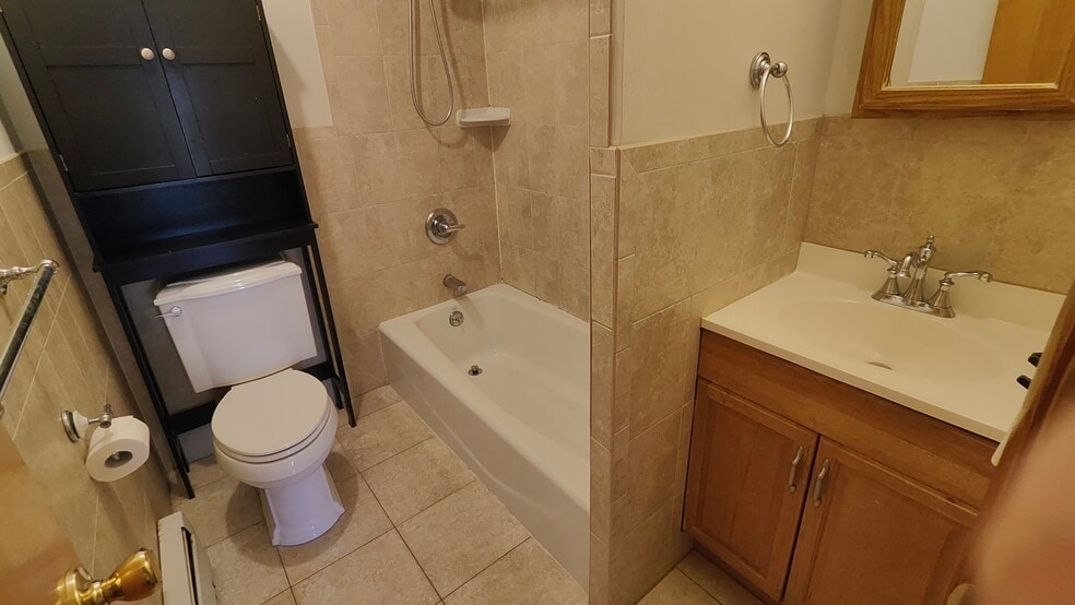 Full bathroom - 21 Rose St