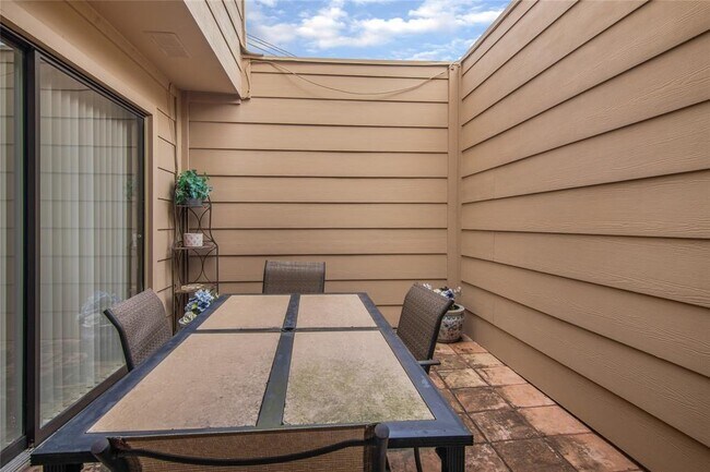 Building Photo - 9344 Briar Forest Dr