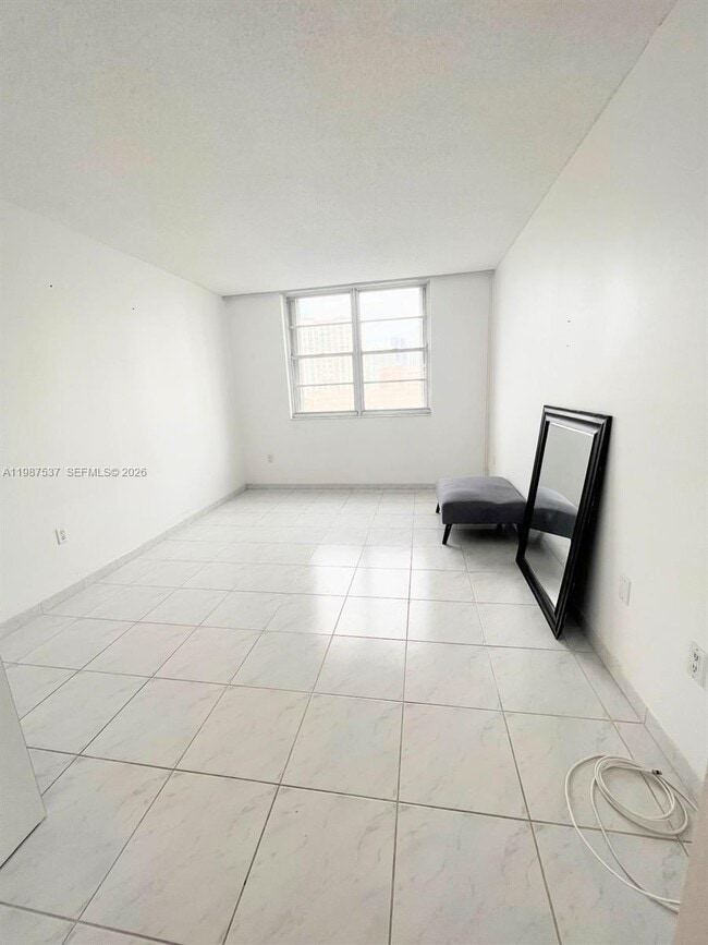 Building Photo - 300 Bayview Dr