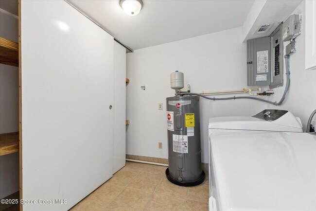 Building Photo - 925 Abeto St NE