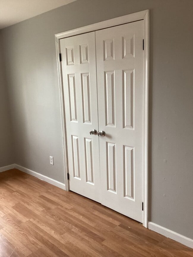 Building Photo - Three bedroom Townhouse  ready to rent