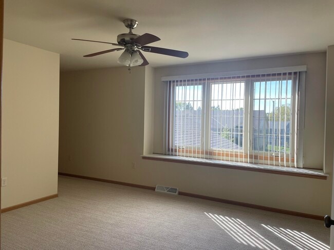 Building Photo - 2635 Parkfield Dr