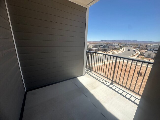 Building Photo - Luxury 3 bedroom Condo in Desert Color!