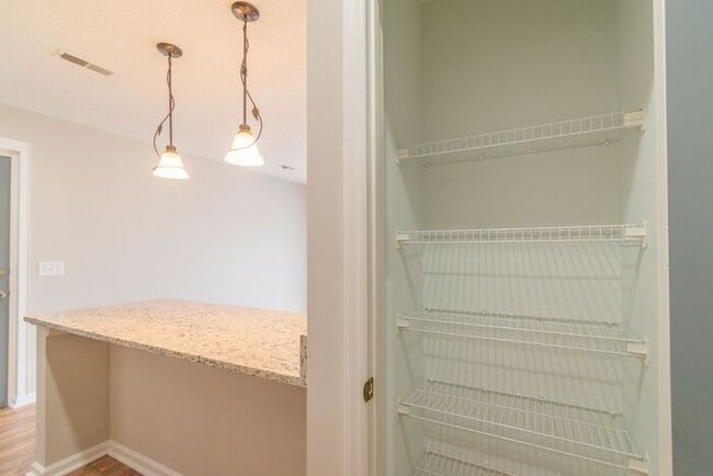 Building Photo - 2 Bed 2 Bath Condo in Charlotte