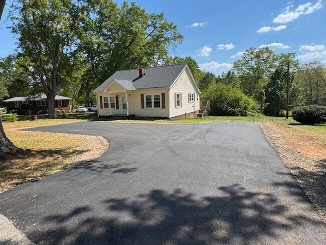Building Photo - Cute Bungalow home with hardwoods - 2 bedrooms, 1 full bath - nice size yard