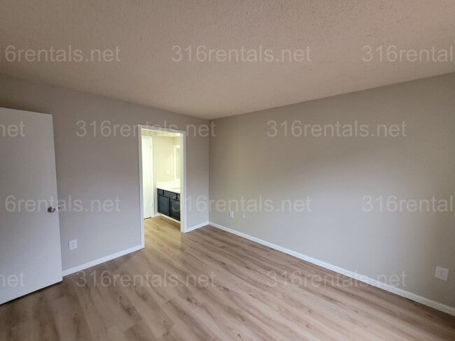 Building Photo - $895 - 2 bedroom 1 bath - Beautiful apartm...