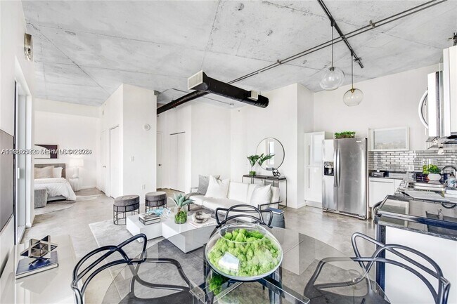 Building Photo - 10 SW South River Dr