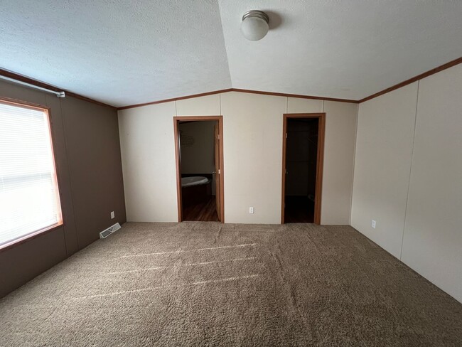 Building Photo - 3 Bed / 2 Bath Fully Fenced Yard in North ...