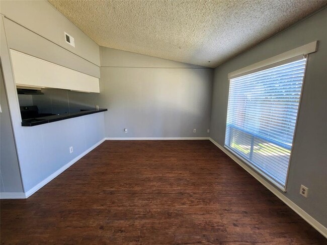 Building Photo - 608 W 51st St