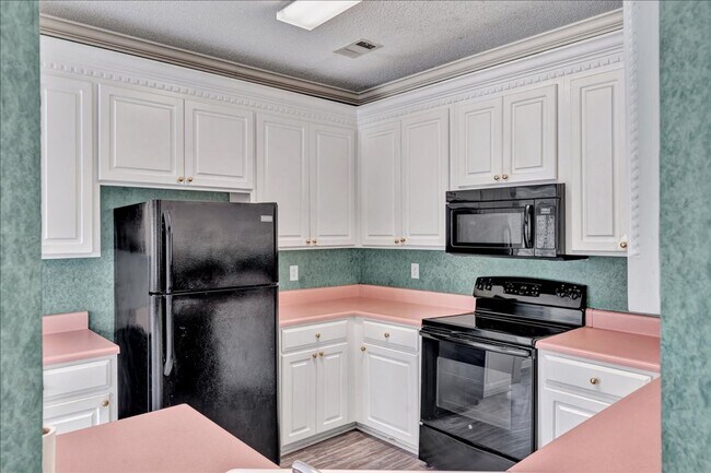 Building Photo - Country Club Living