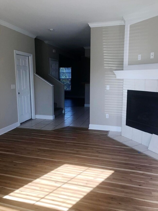 Building Photo - Gorgeous 4 bed 3.5 bath at Lake Pointe Villas!